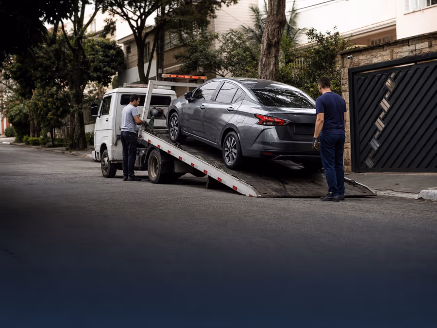 Veículo sendo transportado após busca e apreensão